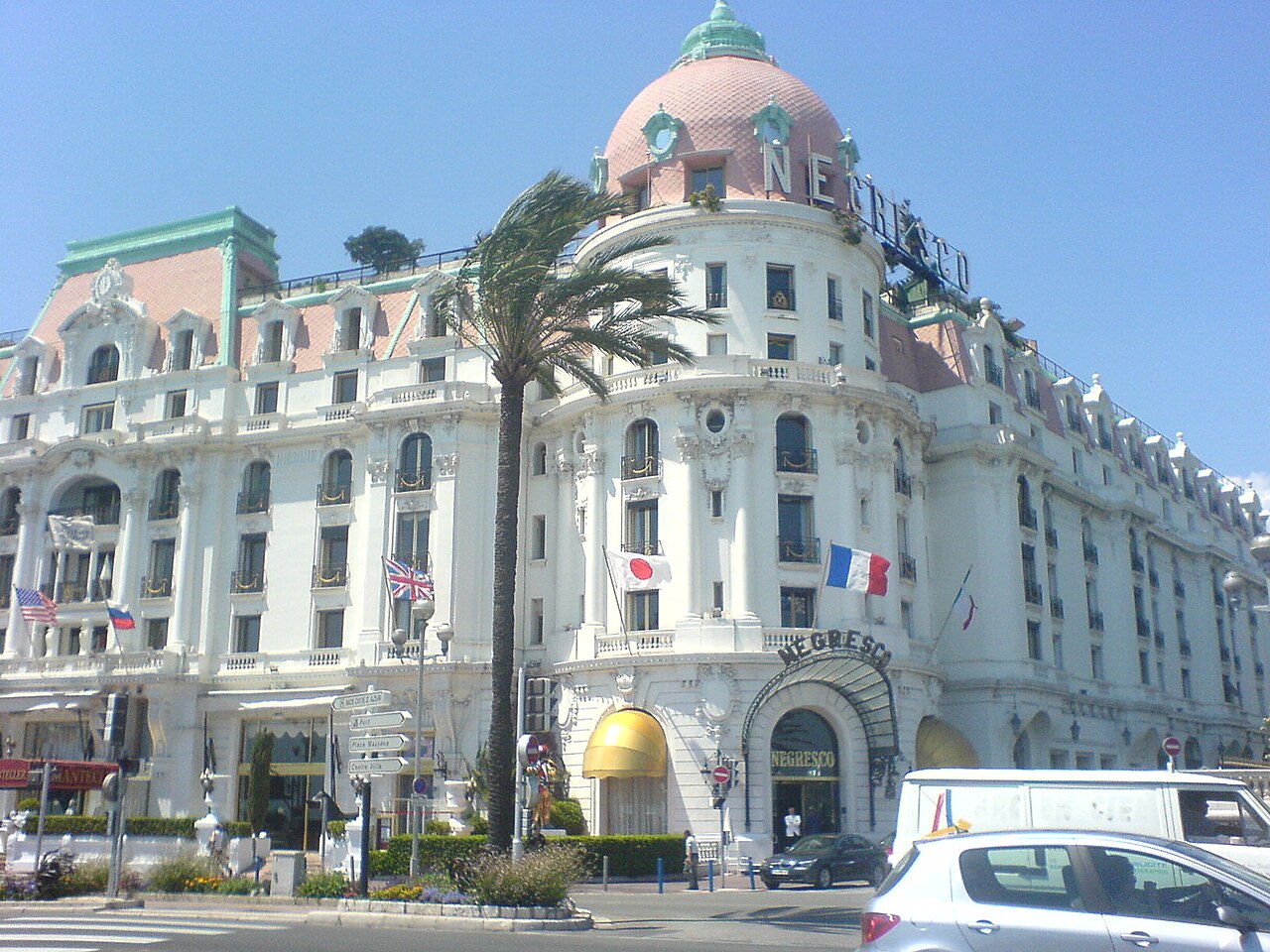 Clear full exterior view of Le Negresco in Nice