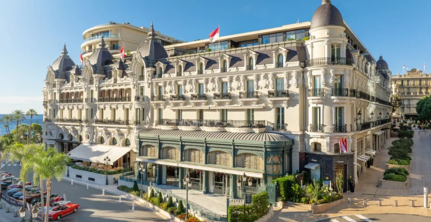 لقطة خارجية واسعة وواضحة ومضيئة لفندق Hôtel de Paris Monte-Carlo في Monte-Carlo