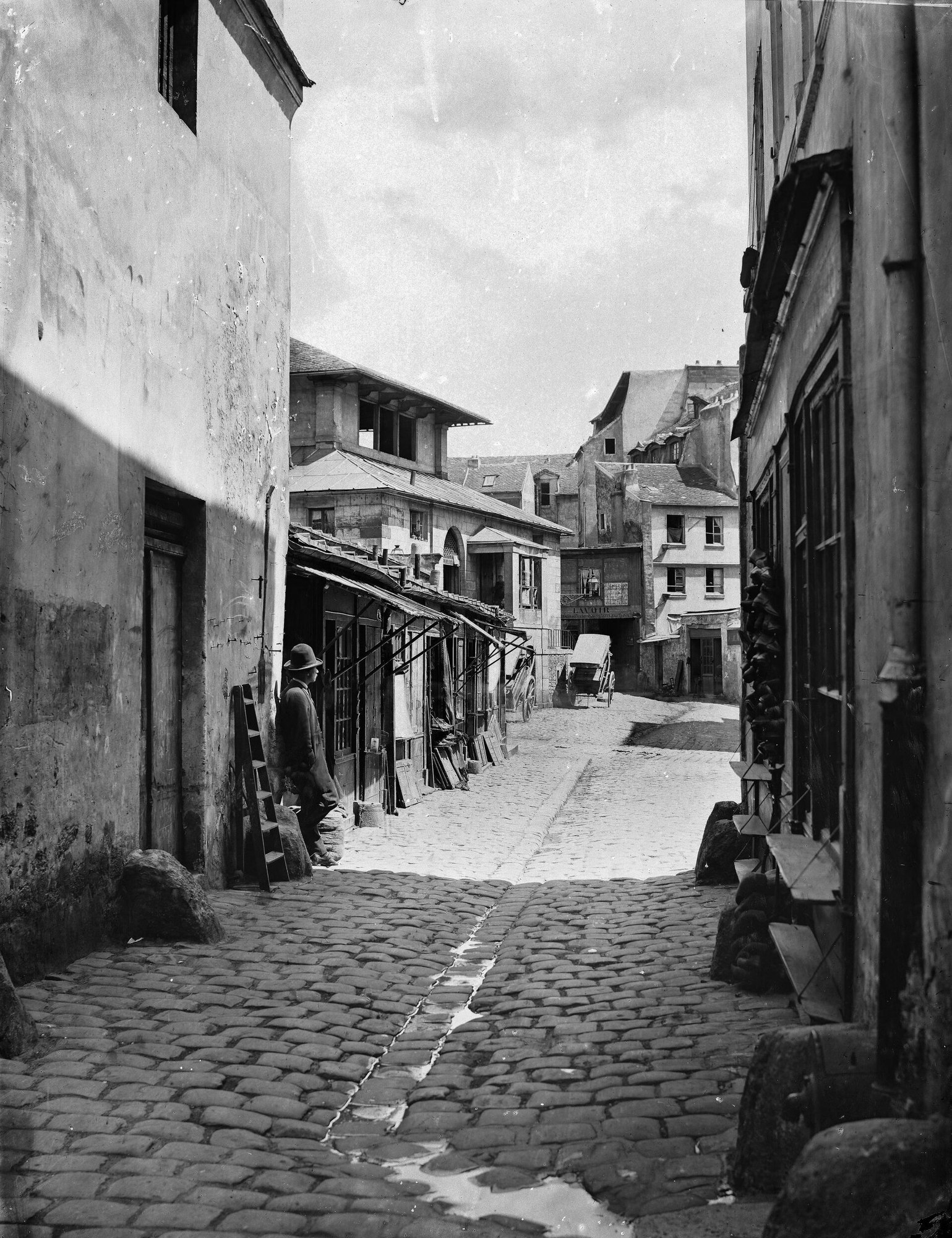 Rue de l’Arbalète vue depuis la rue Mouffetard vers 1865 par Charles Marville