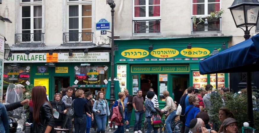 Scène réelle et animée devant les restaurants de falafels de la rue des Rosiers à Paris
