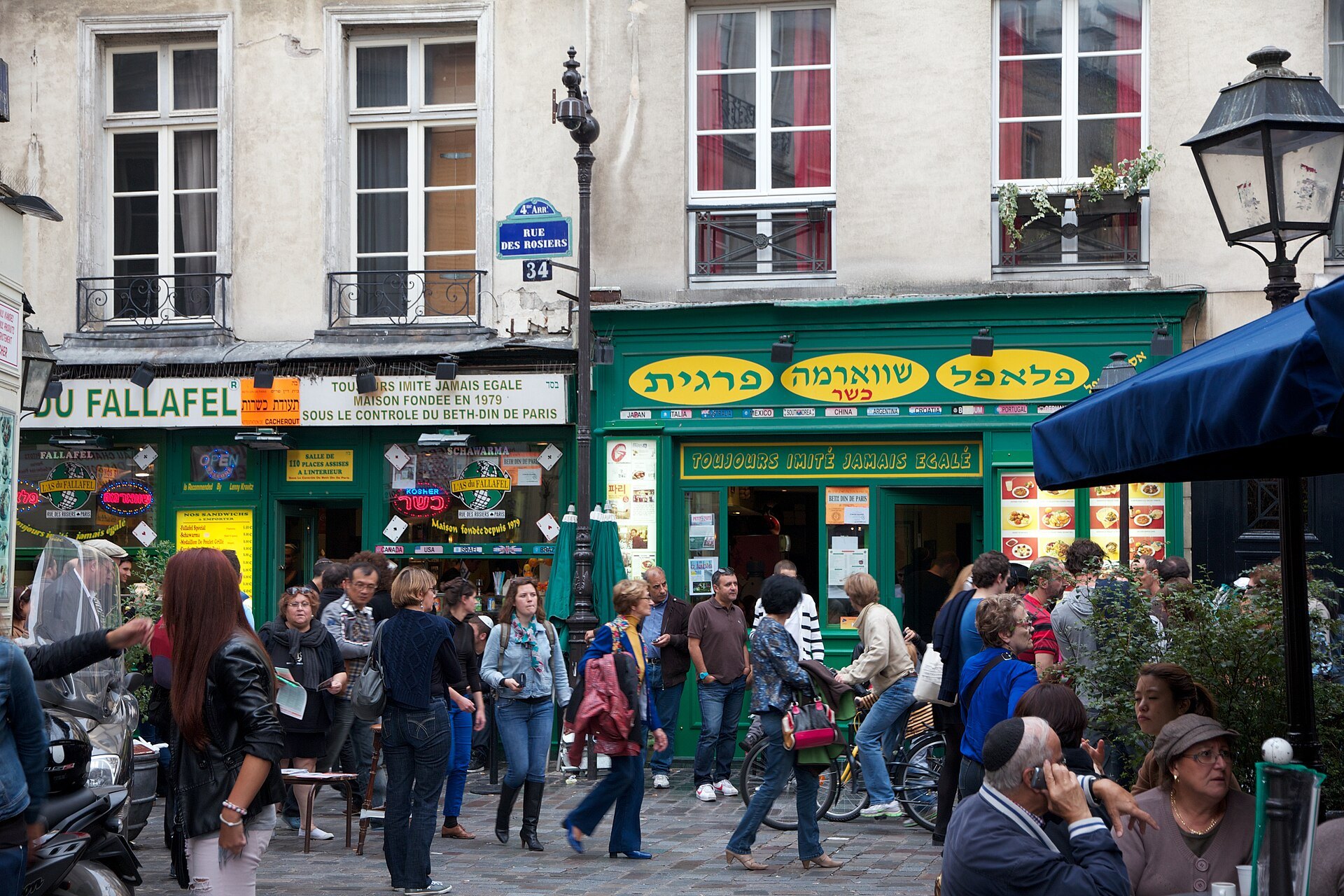 Scène réelle et animée devant les restaurants de falafels de la rue des Rosiers à Paris