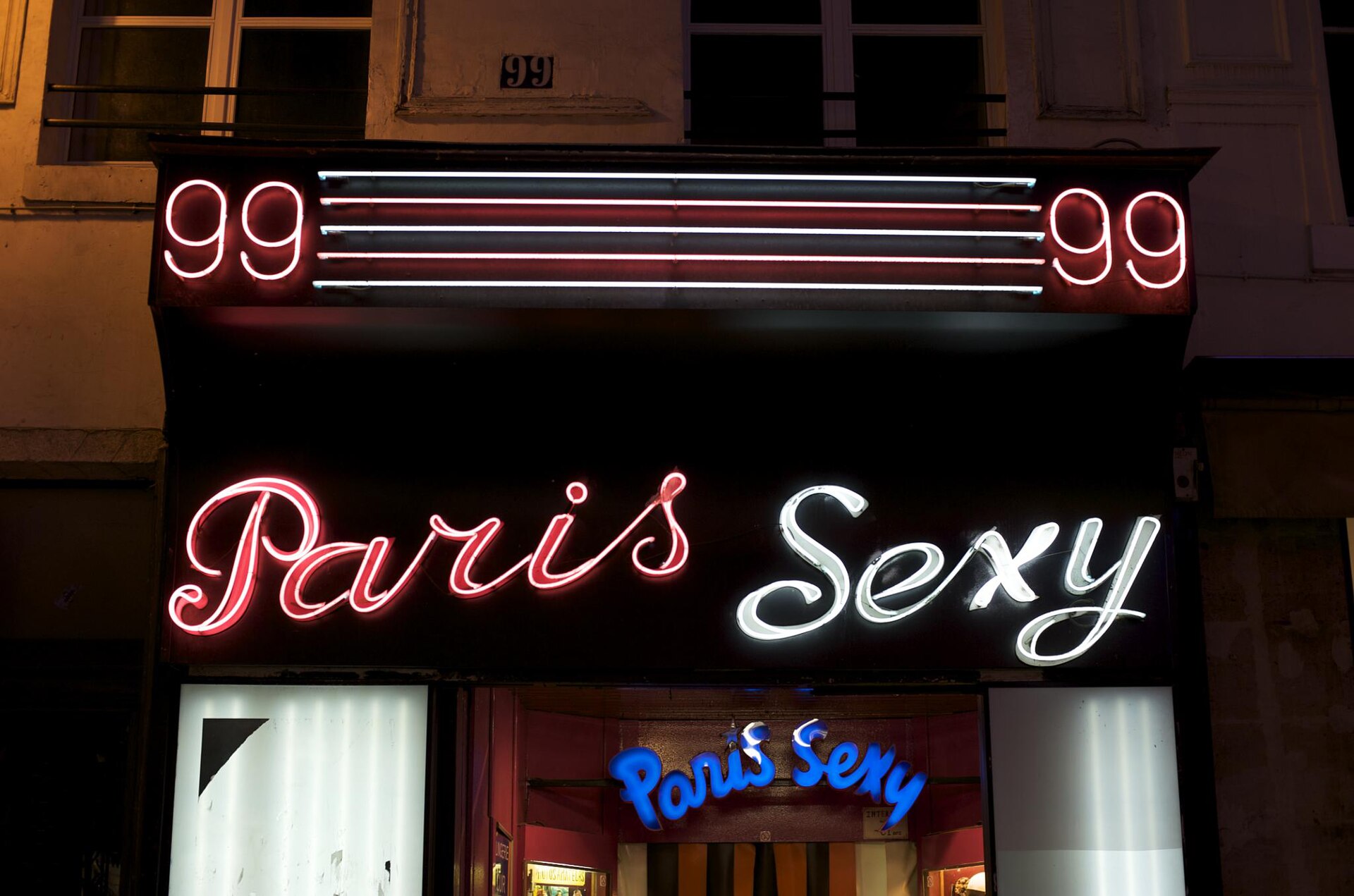 Enseigne nocturne au no 99, 2008 ; sans présumer du commerce actuel