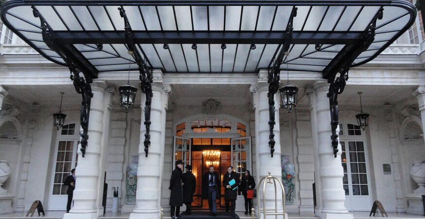 Marquise de l’entrée du Shangri-La Paris, avenue d’Iéna