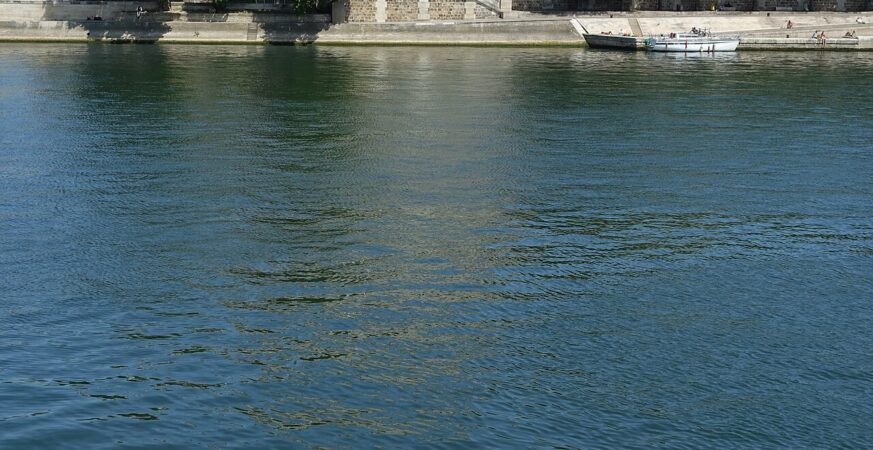 Vue historique de l’immeuble Morland depuis la Seine en2017, avant sa transformation accueillant SO/ Paris