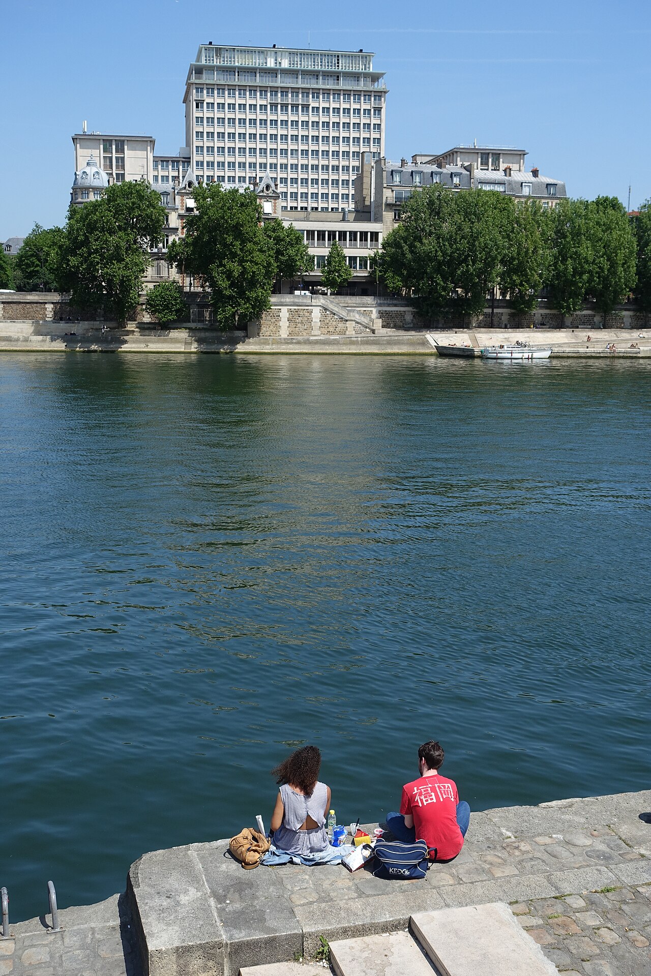 Vue historique de l’immeuble Morland depuis la Seine en2017, avant sa transformation accueillant SO/ Paris