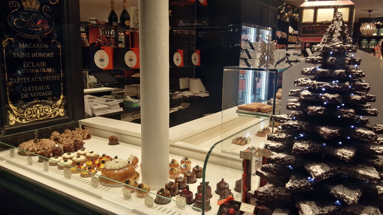 Décor historique peint et comptoir de pâtisseries à l’intérieur de Stohrer rue Montorgueil.