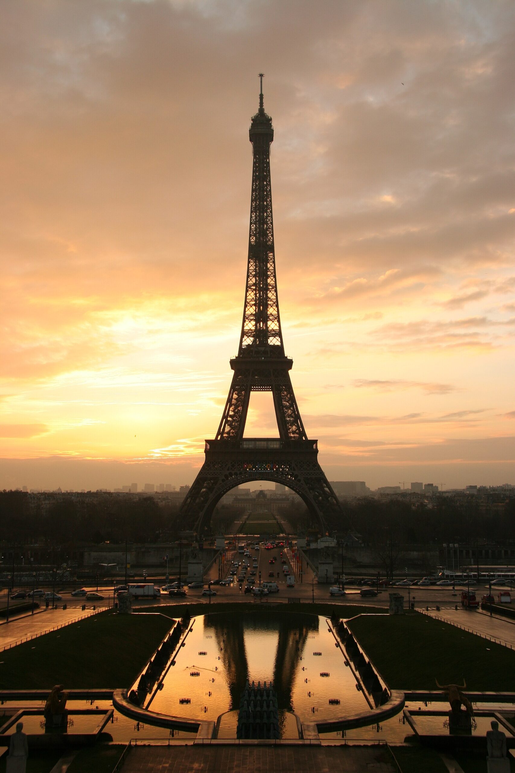Tour Eiffel au lever du soleil depuis le Trocadéro pour une séance mariage