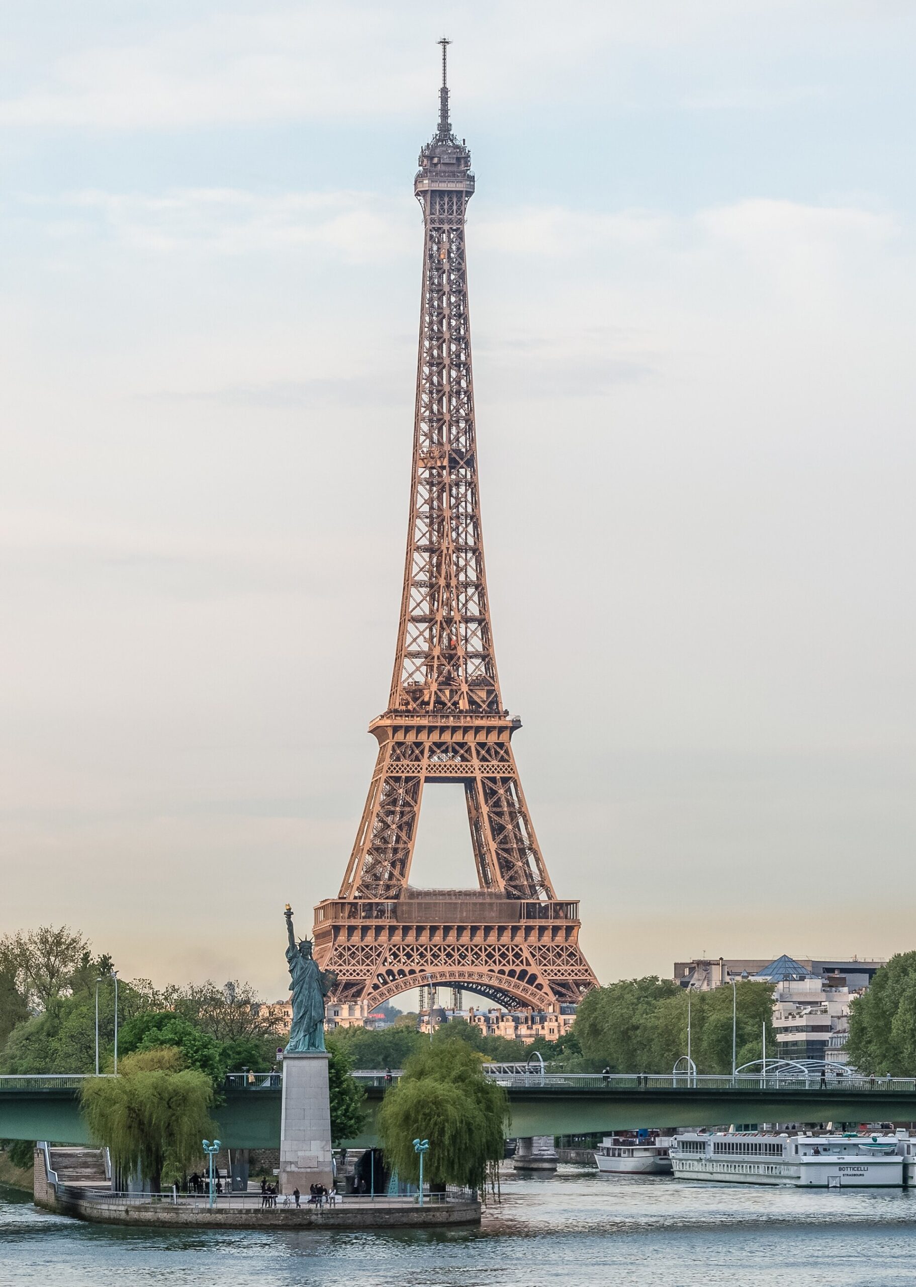 Tour Eiffel depuis la Seine et le pont Mirabeau