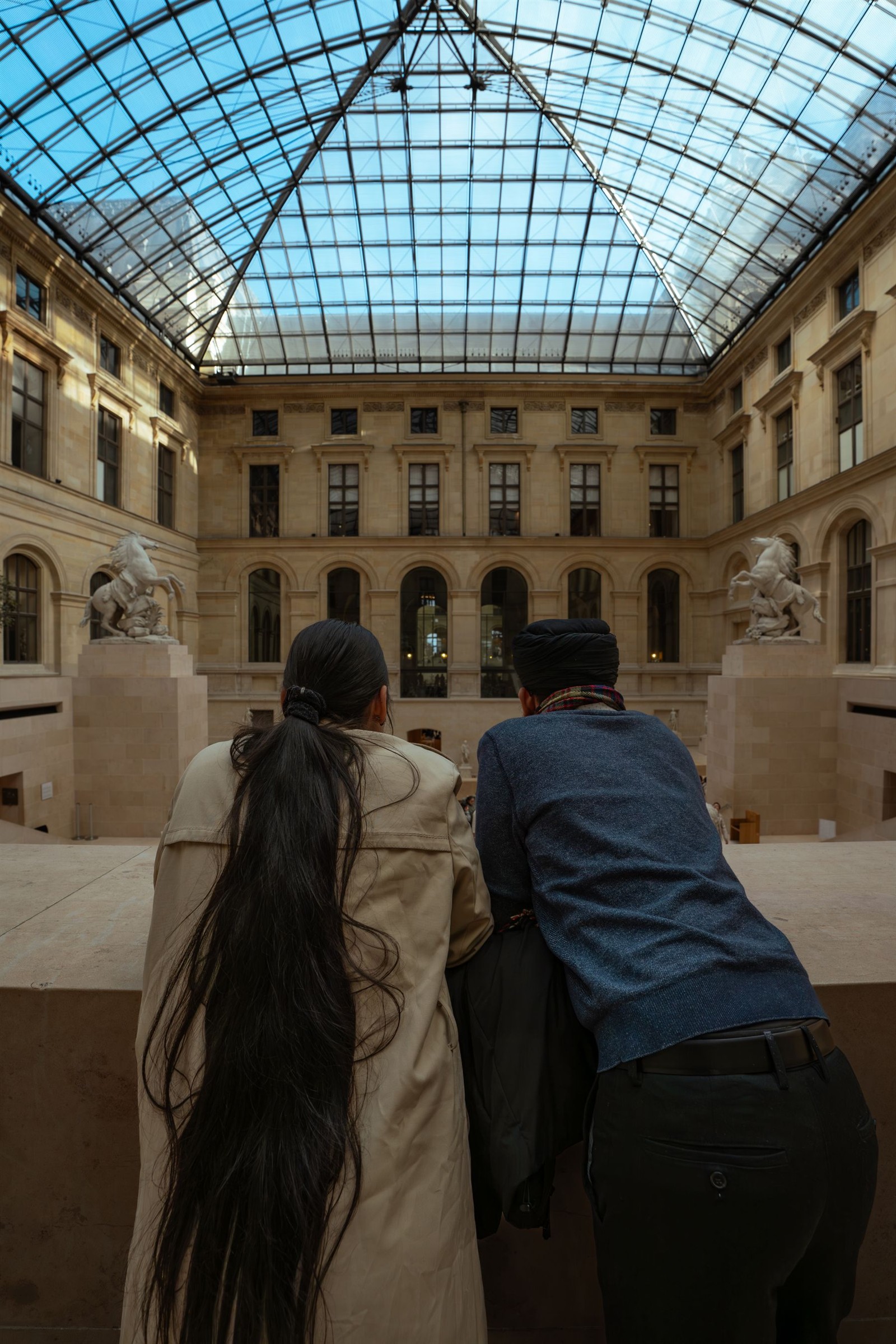 Visiteurs dans un musée parisien — photographie d’illustration.