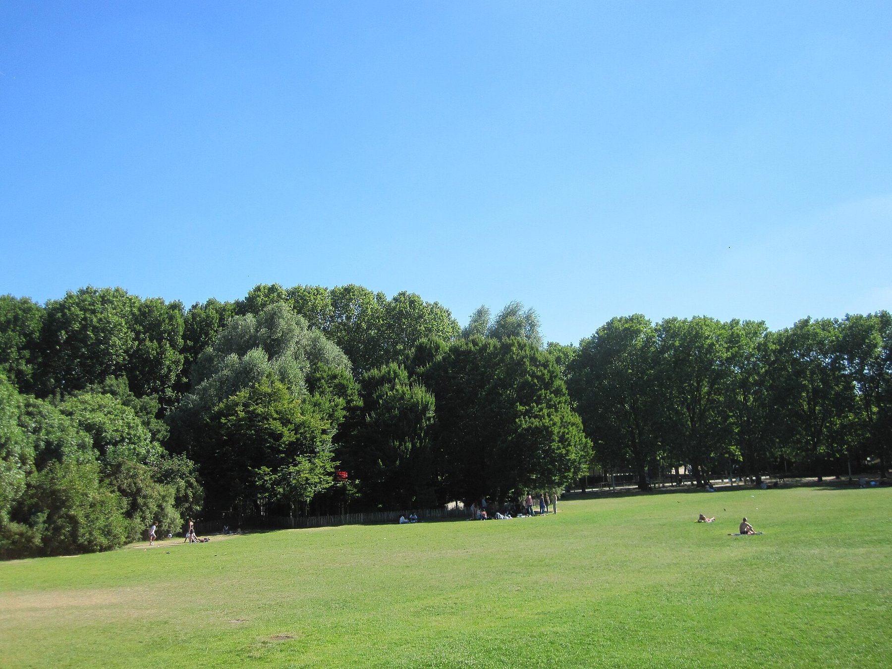 Wide lawn in Parc de la Villette for a family pause between activities