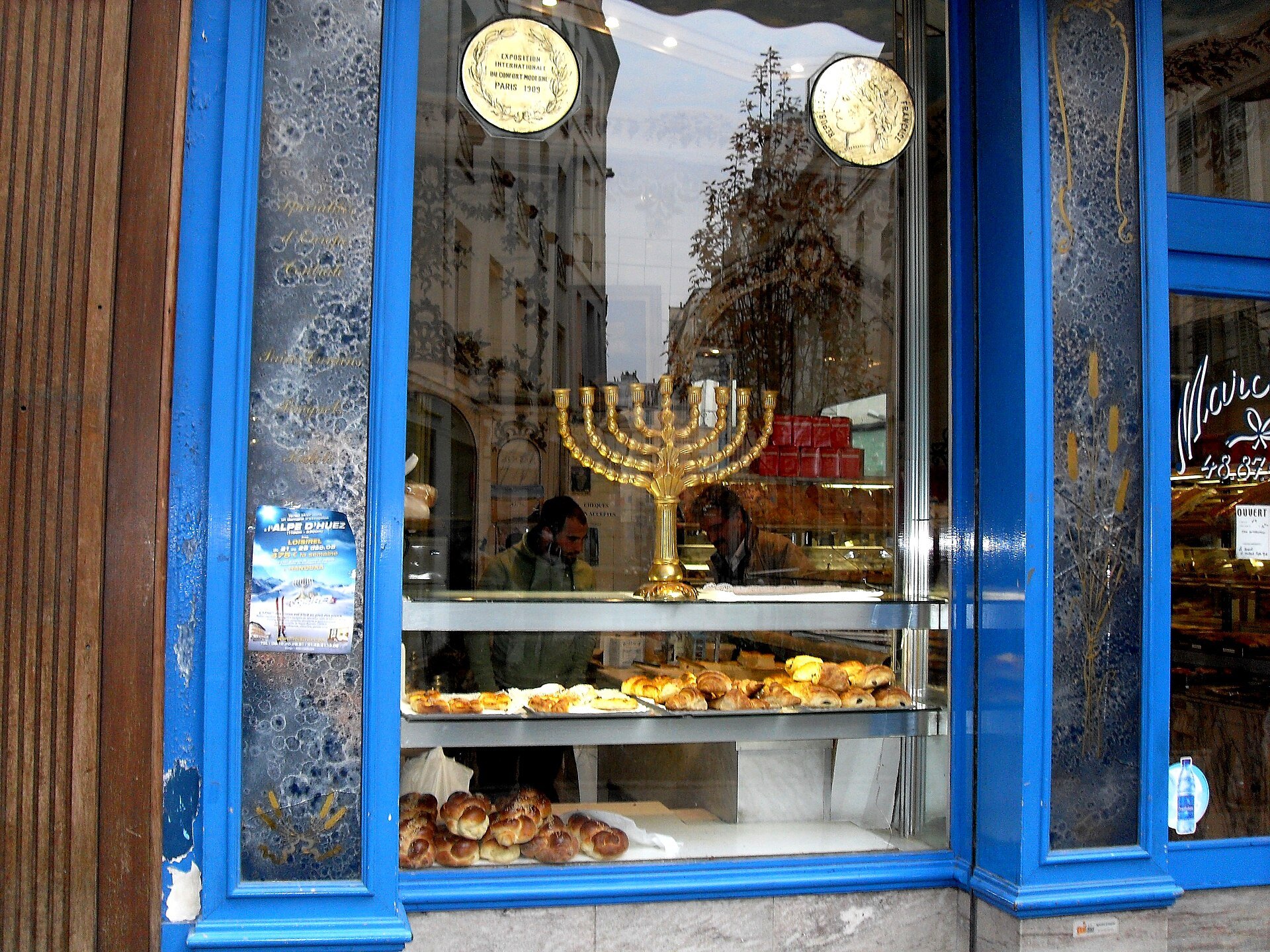 Vitrine d’une boulangerie juive traditionnelle rue des Rosiers à Paris