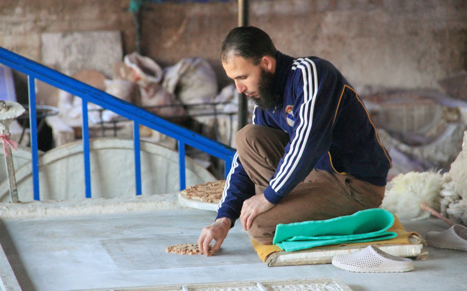 Un artisan du zellige au travail à Fès : le visage et la main du métier sont au centre du savoir-faire marocain.